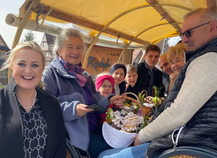 Przejazd wozami konnymi na święcenie pokarmów zgodnie z góralską tradycją