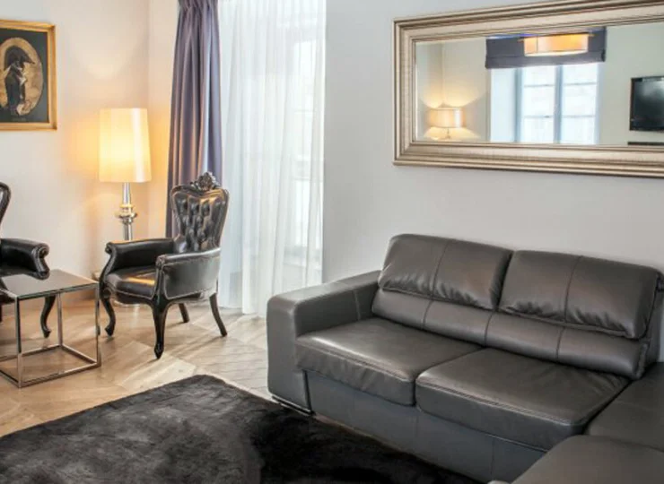 Elegancki pokój dzienny 100-metrowego Apartamentu Napoleon