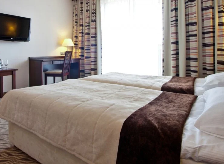 Pokoje w części hotelowej mają standard 3*