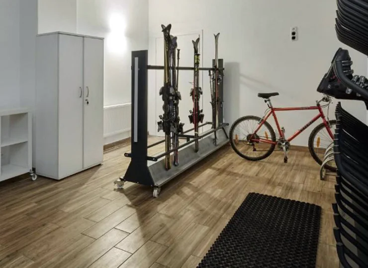 W hotelu jest przechowalnia sprzętu sportowego: rowerów i nart