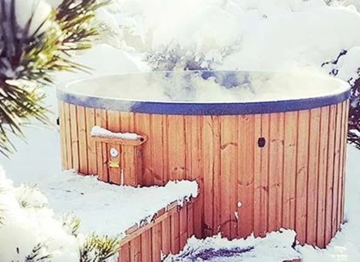 Zewnętrzne jacuzzi umożliwia relaks nawet zimową porą