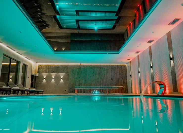 Pałac Poledno to hotel z basenem sąsiadujący z zabytkowym pałacem