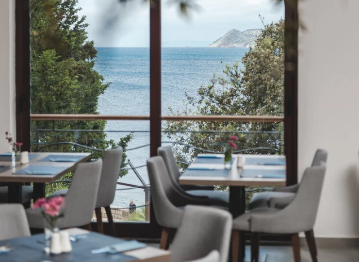 Restauracja z widokiem na morze w hotelu w Czarnogórze