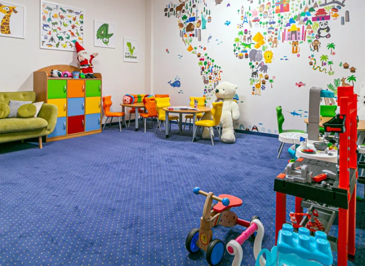 Dla dzieci przygotowano plac zabaw oraz pokój zabaw