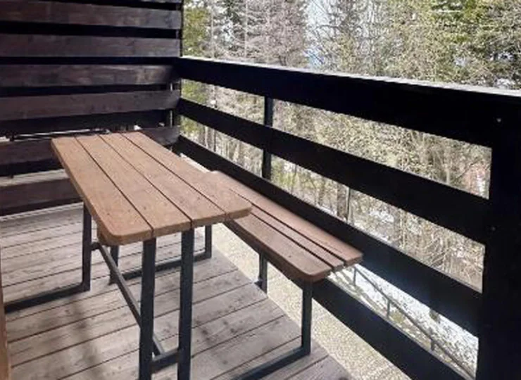 Pokój posiada balkon z ławkami i stolikiem