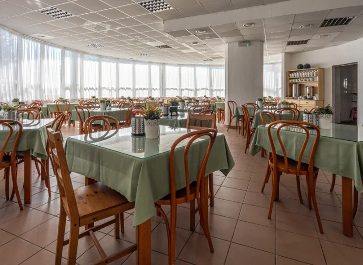 Sala jadalniana jest bardzo przestronna