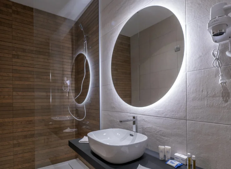 W łazience jest suszarka do włosów, komplet ręczników i kosmetyków