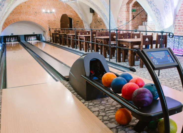Na terenie kompleksu znajduje się również drink bar i kręgielnia