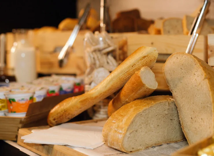 W bufecie śniadaniowym nie brakuje świeżego pieczywa