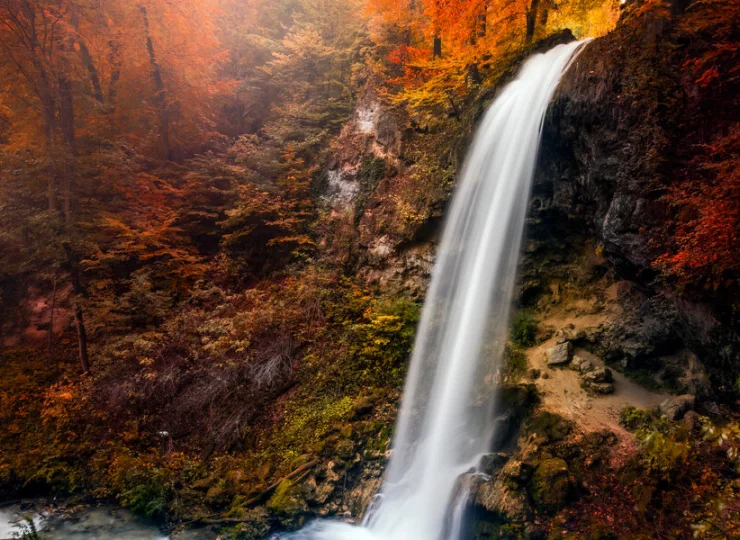 Na terenie hotelowych wiszących ogrodów można podziwiać wodospad