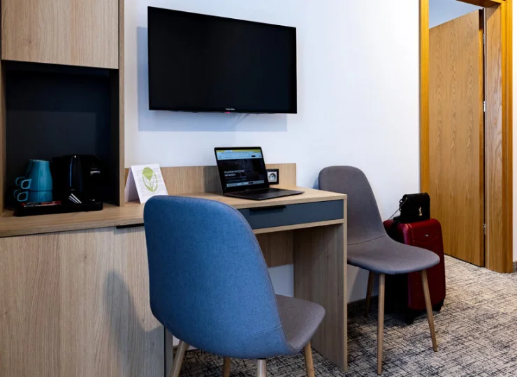 W pokojach znajdziemy także telewizor i zestaw do parzenia kawy i herbaty