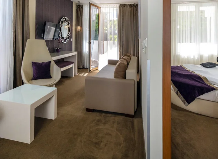 Część dzienna w pokoju deluxe 2+2