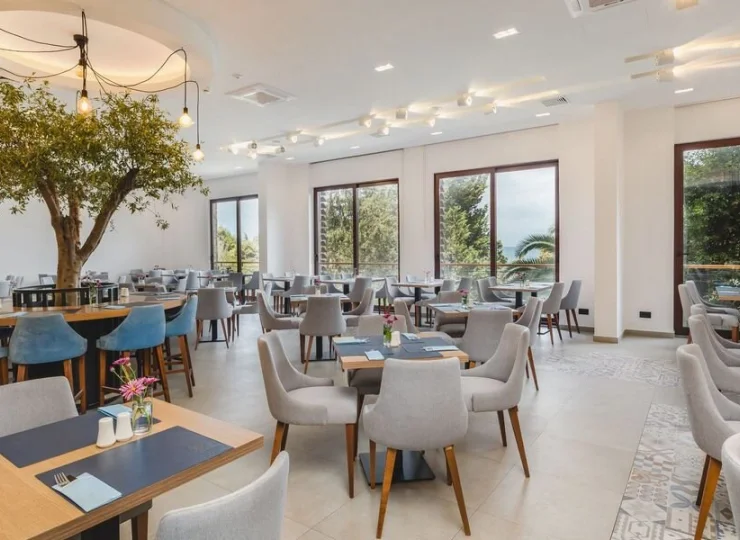 Mediterran Restaurant zaprasza do stolików wewnątrz albo na tarasie