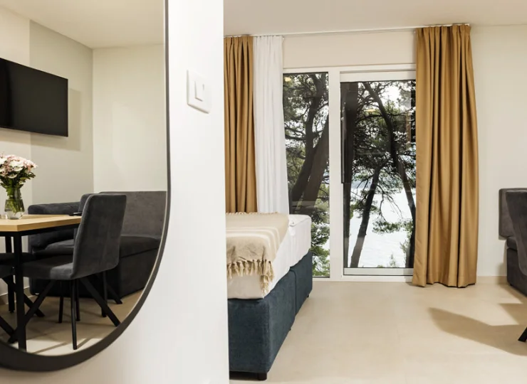 Przez okno widać śródziemnomorską roślinność