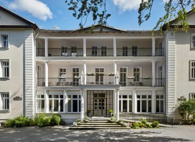 Impresja to kameralny hotel otoczony zielenią i górskimi krajobrazami