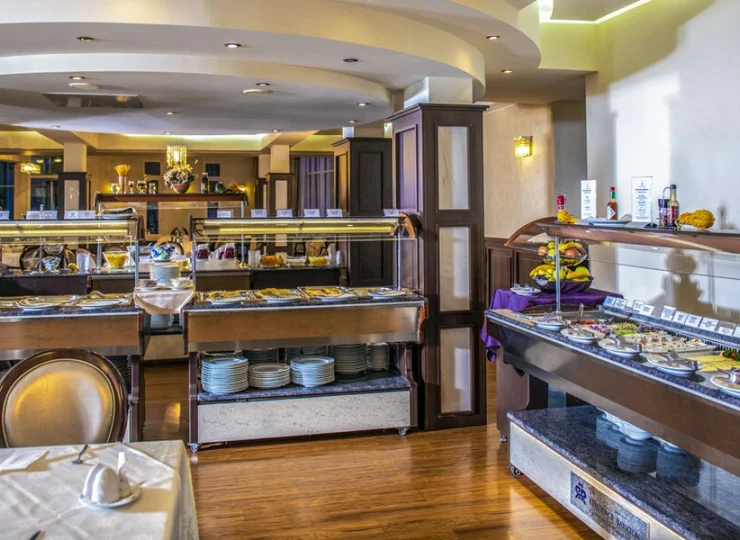 W hotelu codziennie są organizowane smaczne śniadania i obiadokolacje