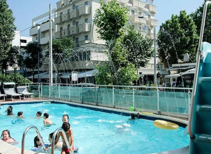 Basen jest wyposażony w lubiane przez dzieci wodotryski