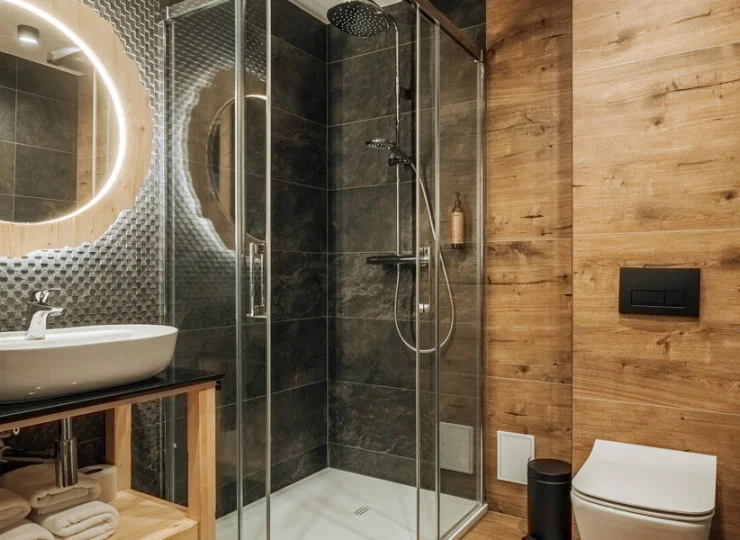 Duże łazienki posiadają kabiny prysznicowe
