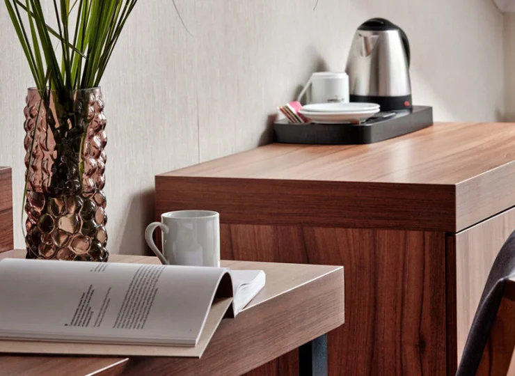 W pokoju jest zestaw do parzenia kawy i herbaty