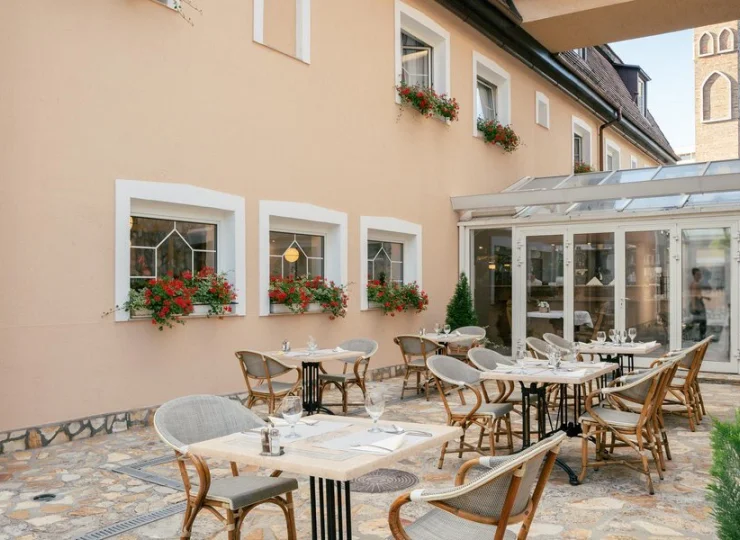 Na tarasie są stoliki hotelowej restauracji