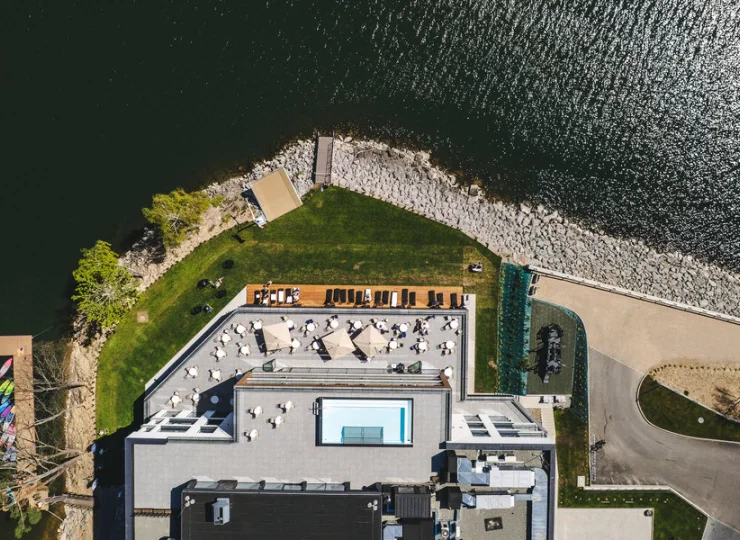 Resort jest zjawiskowo położony wprost nad Jeziorem Żywieckim