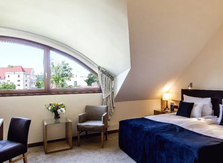 Pokoje w Powozowni mieszczą się ok. 100 m od budynku głównego