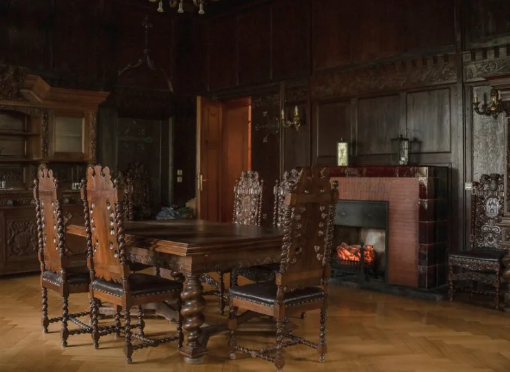 Nazwa sali pochodzi od zdobiących ją zabytkowych, gdańskich mebli