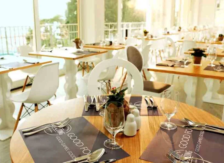W hotelu mieści się restauracja śniadaniowa ze śniadaniem w formie bufetu