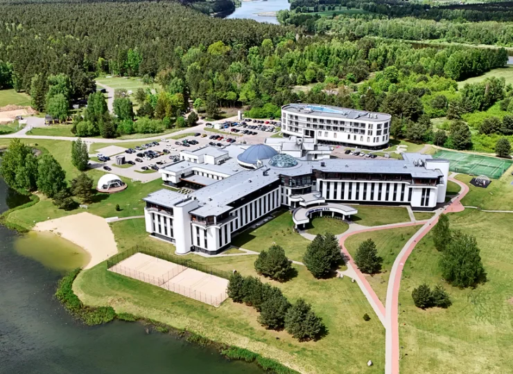 Hotel jest położony nad stawem i bardzo blisko brzegów Niemna