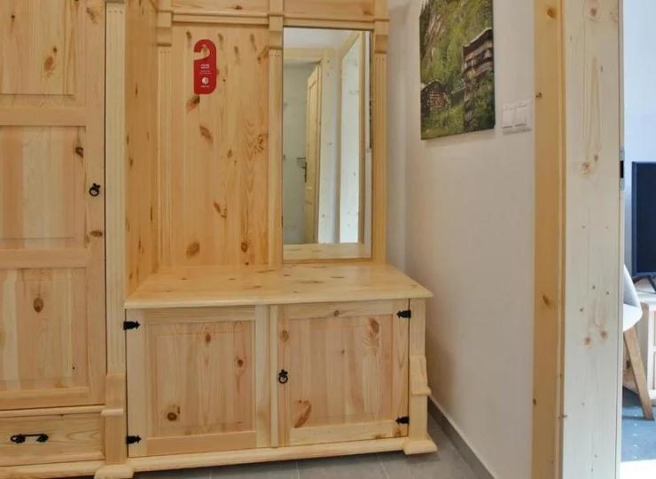 Przedpokój w pokoju rodzinnym Jedla