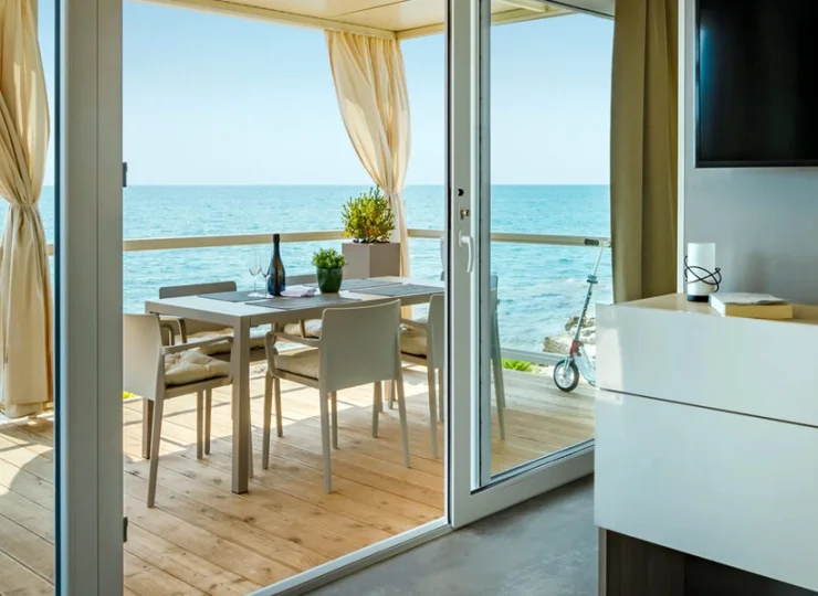 Amber Sea Luxury Sea View znajduje się wprost nad morzem