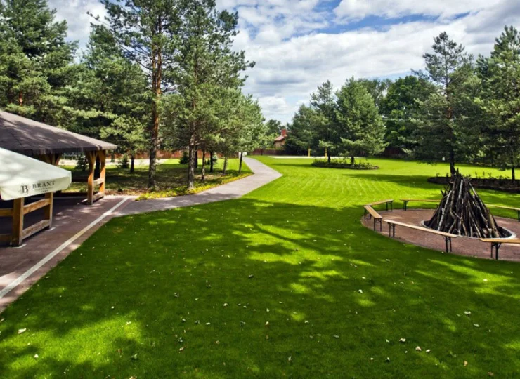 Rozległy zielony teren hotelu jest jego znakomitym wyróżnikiem