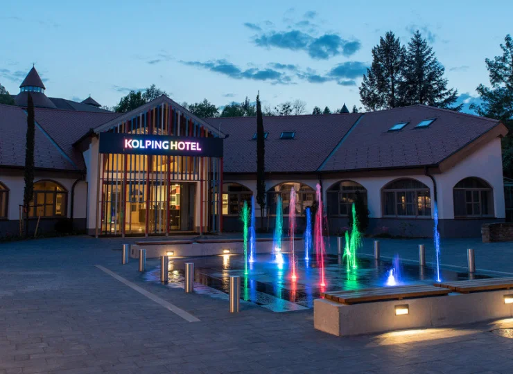 Z hotelu do jeziora termalnego w Heviz są zaledwie 3 km