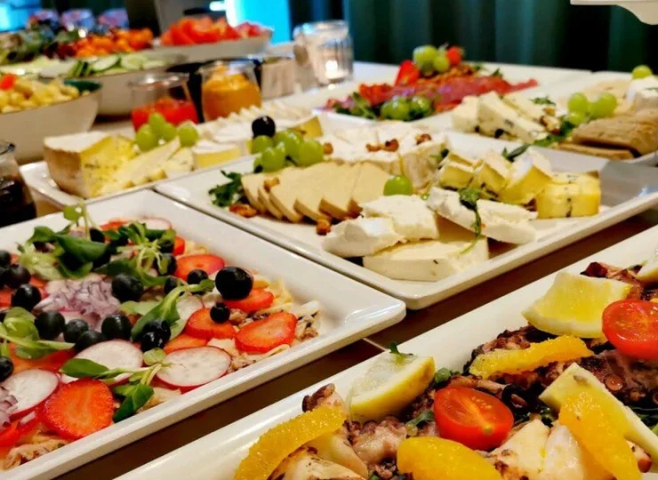 Codziennie są podawane smaczne śniadania w formie bufetu i obiadokolacje