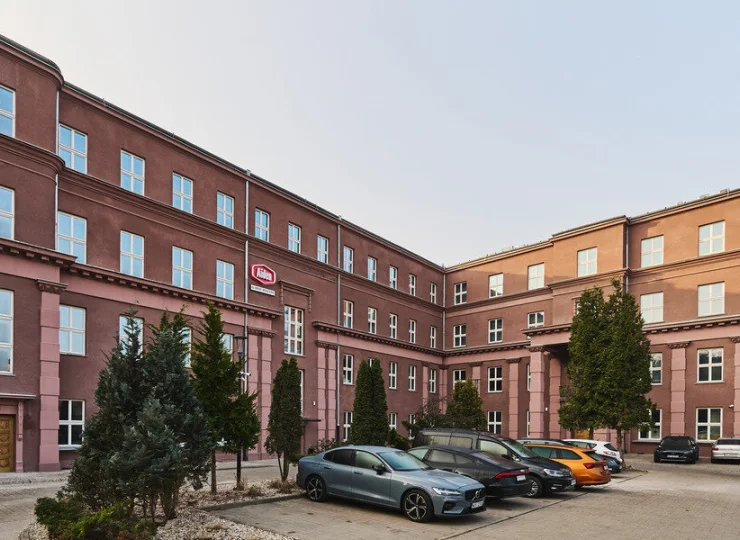 Na tyłach hotelu przygotowano parking dla gości