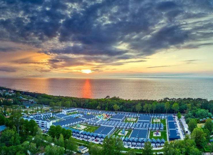 To duży rodzinny resort z mnóstwem atrakcji dla najmłodszych gości