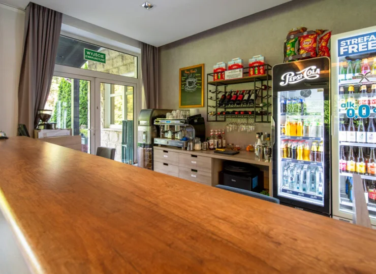 W hotelu jest mały drink bar