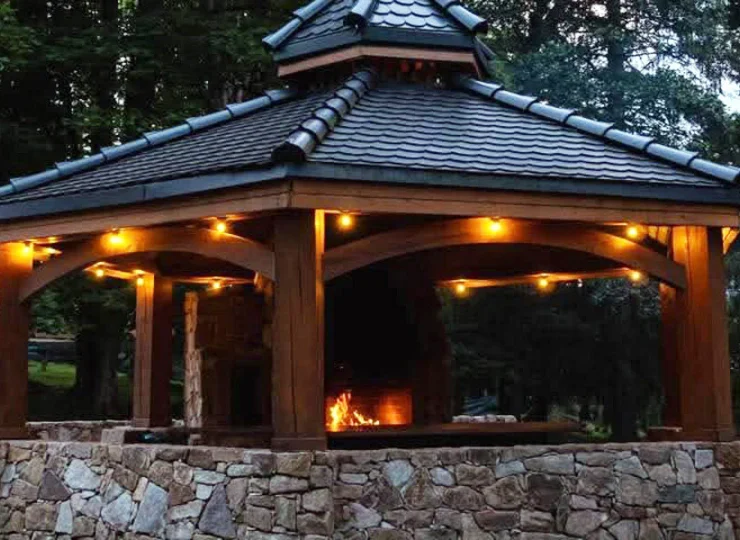 W ogrodzie przygotowano zadaszoną altankę do grillowania