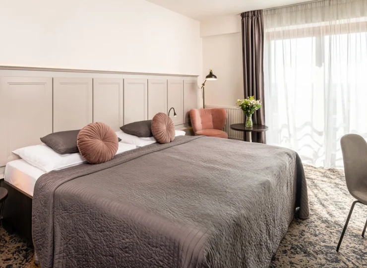 Hotel Troja zaprasza do wygodnych pokoi 10 minut jazdy od Starego Miasta