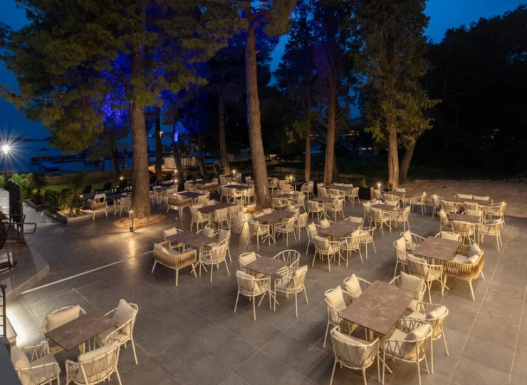 Hotelowy taras wieczorem