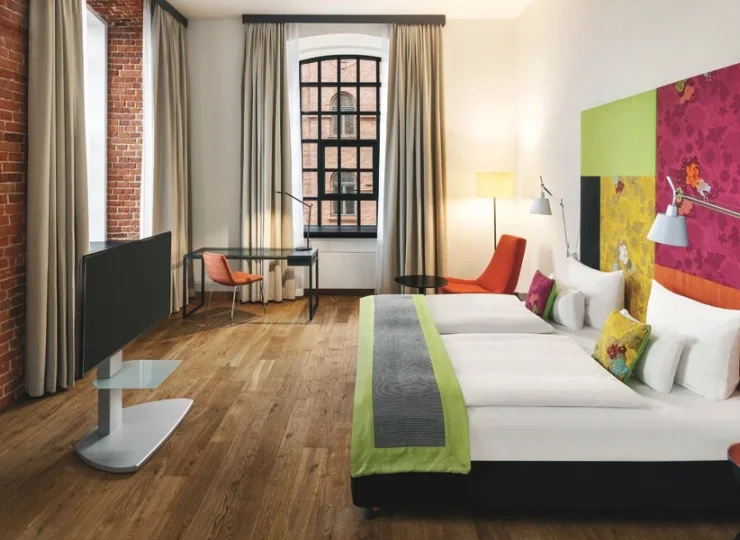 Apartament 2+2 suite ma odrębną sypialnię z wielkim podwójnym łóżkiem