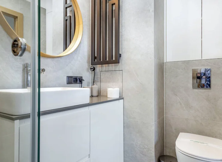 Nowoczesna łazienka z prysznicem i suszarką do włosów