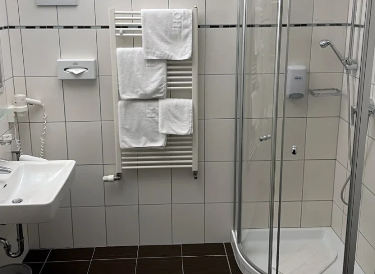 W łazience jest prysznic lub wanna