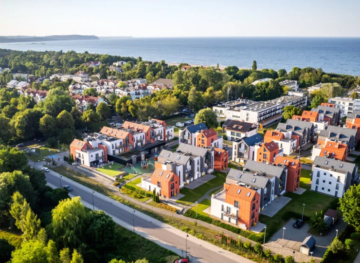 Pokoje i apartamenty mieszczą się w kameralnych budynkach