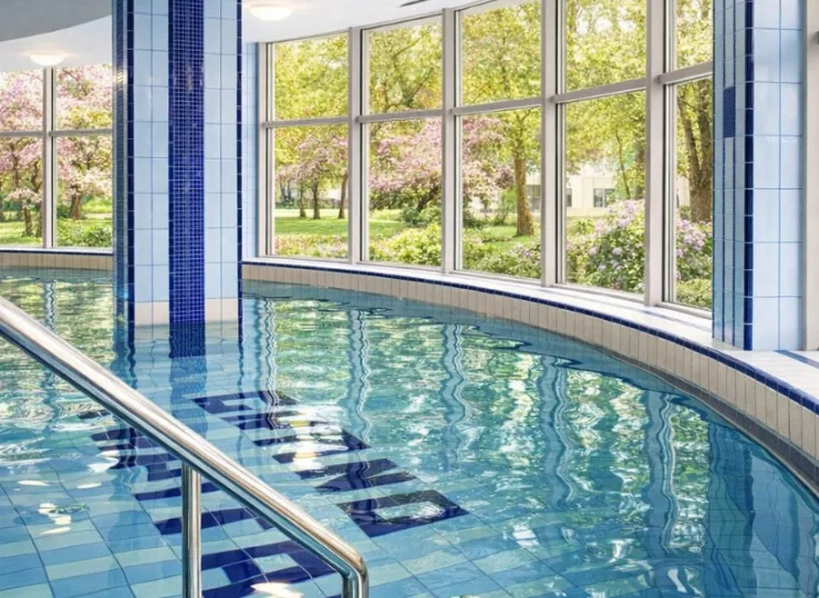 Przez duże okna z basenu można obserwować otoczenie