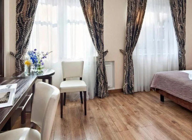 Pokoje są klimatyzowane, wyposażone w sejf, lodówkę, biurko