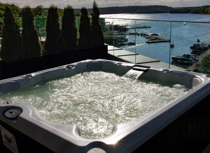 Na dachu obiektu znajduje się całoroczne jacuzzi z widokiem na jezioro