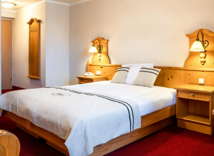 Goście mają do swojej dyspozycji przestronne i eleganckie pokoje