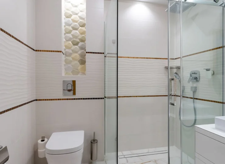 W każdej łazience jest kabina prysznicowa i suszarka do włosów