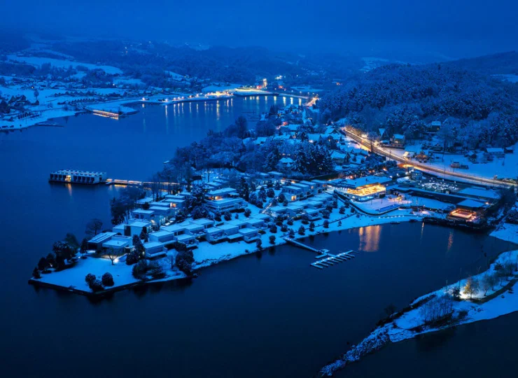 Zimowa panorama resortu i Jeziora Rożnowskiego nocą